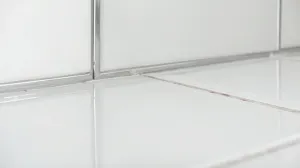jak wykończyć płytki przy ścianie